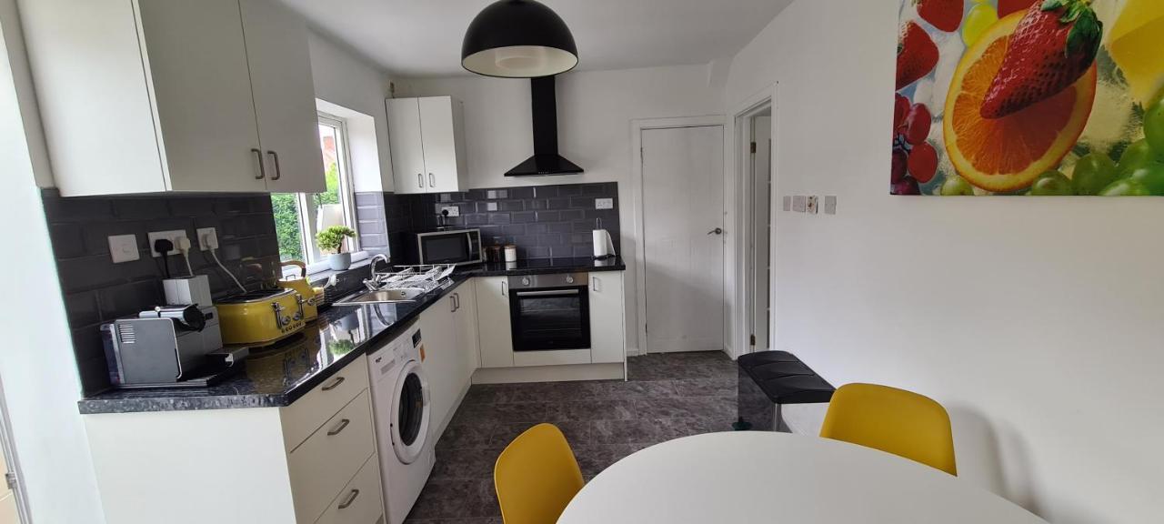 Cosy 3-Bedroom House In Aspley 노팅엄 외부 사진